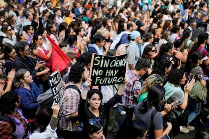 Estudiantes protestan contra las medidas de autoridad del gobierno de Milei, el 23 de abril.