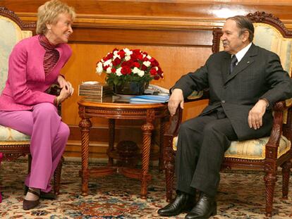 La vicepresidenta primera del Gobierno español, María Teresa Fernández de la Vega, y el presidente argelino, Abdelaziz Buteflika, en Argel.