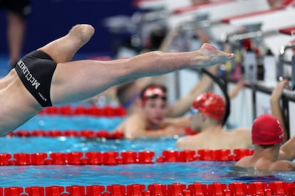 Barry McClements del equipo irlandés entra en la piscina durante los entrenos previos a los Juegos Paralímpicos de París 2024 en La Défense Arena el lunes. 