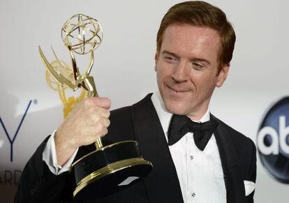 El actor Damian Lewis posa con su Emmy a mejor actor por 'Homeland'