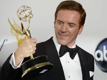 El actor Damian Lewis posa con su Emmy a mejor actor por 'Homeland'