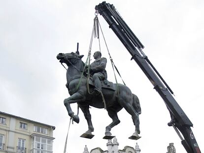 Retirada de la estatua ecuestre de Francisco Franco, en Santander en 2008.