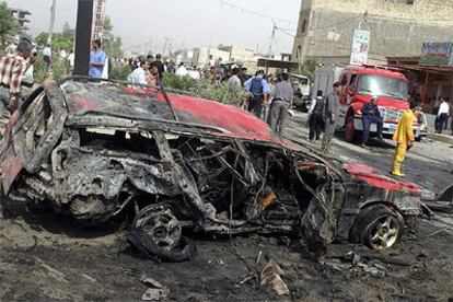 Un coche destrozado tras el atentado en Kerbala.