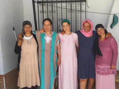 Fatna, Saidia, Najiya y otras dos compañeras temporeras marroquíes frente a la casa en la que viven en la provincia de Huelva. PRELSI HUELVA