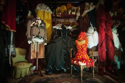 Varios vestidos tradicionales se muestran expuestos en el taller Pietro Longhi, el lugar oficial de los disfraces para el Carnaval de Venecia.