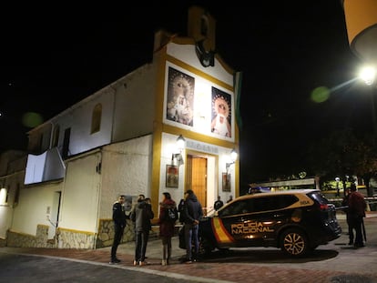 Un coche de policía ante la capilla de San Isidro, uno de los templos atacados por el presunto yihadista, la noche del supuesto atentado.