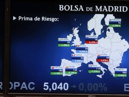 Monitor en la Bolsa de Madrid que muestra  la prima de riesgo de España