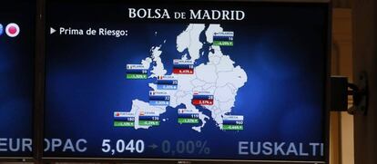 Monitor en la Bolsa de Madrid que muestra  la prima de riesgo de España