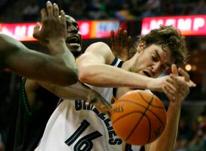 El jugador espa?ol de los Grizzlies de Memphis Pau Gasol lucha por controlar el baln con el ala-pvot de los Timberwolves de Minnesota Kevin Garnett.