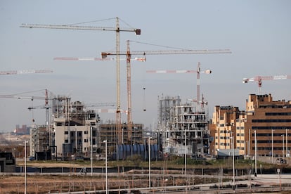 Vista de varios bloques de viviendas en construcción este marzo de 2021 en el barrio madrileño de El Cañaveral.