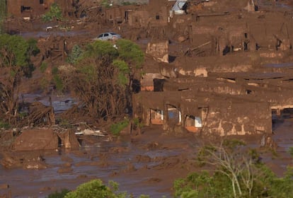 Acidente ocorreu na tarde desta quinta-feira, 5 de novembro, e deixou várias casas e veículos soterrados. Lama deixou rastro de destruição em Bento Rodrigues.