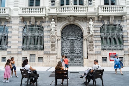 Fachada de la sede del Banco Santander en la calle Hernán Cortés en Santander.