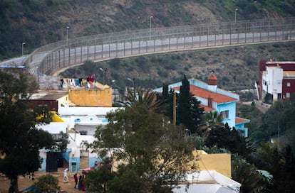 Las verjas de Ceuta y Melilla que cierran el paso con Marruecos son la primera frontera de Europa en suelo africano. Erigidas en los noventa, al principio eran simples vallas que se podían saltar con facilidad, pero a medida que creció el flujo de inmigración ilegal se fueron reforzando. Esta presión alcanzó en 2014 su punto culminante: en Melilla hubo 22.000 intentos de salto y más de 2.000 inmigrantes consiguieron pasar al otro lado. Entonces se redoblaron los obstáculos y las cifras se desplomaron, hasta el punto de que el Gobierno de Mariano Rajoy lo presentó en Europa como un modelo de control de la inmigración. <a href="http://internacional.elpais.com/internacional/2017/03/16/actualidad/1489684257_611649.html"><b>Lee la historia completa</B></A>