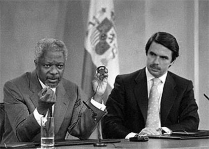 José María Aznar, con el secretario general de la ONU, Kofi Annan, tras una entrevista en 1999.