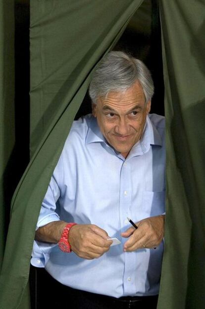 El conservador Sebastián Piñera sale de una cabina de votación en un colegio de Santiago.