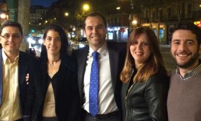 Eva Borox, segunda por la derecha, con el portavoz de Ciudadanos en la Asamblea y otros integrantes de candidatura.