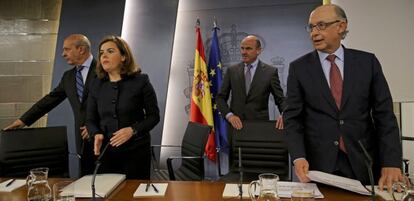 La vicepresidenta del Gobierno, Soraya Sáenz de Santamaría, junto a los ministros de Educación, José Ignacio Wert; Economía, Luis de Guindos; y Hacienda, Cristóbal Montoro. Efe