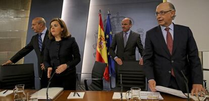 La vicepresidenta del Gobierno, Soraya S&aacute;enz de Santamar&iacute;a, junto a los ministros de Educaci&oacute;n, Jos&eacute; Ignacio Wert; Econom&iacute;a, Luis de Guindos; y Hacienda, Crist&oacute;bal Montoro. Efe