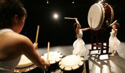 Exhibición con tambores Taiko del conjunto japonés Hono-O-Daika,en el Gran Teatre de Elche.