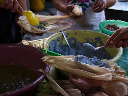 Integrantes del colectivo Mujeres de la Tierra preparan los pedidos de tamales en su taller de Milpa Alta.