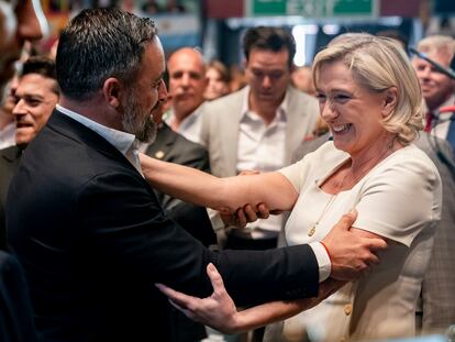 Santiago Abascal, líder de Vox, y Marine Le Pen, del Reagrupamiento Nacional, se saludan en un acto de la formación española celebrado el pasado 19 de mayo en el Palacio de Vistalegre, en Madrid.