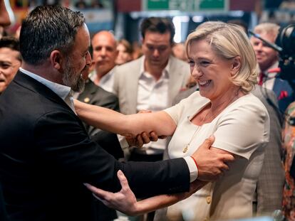 La líder de Reagrupamiento Nacional, Marine Le Pen, saluda al líder de Vox, Santiago Abascal, en el acto ‘Viva 24’, en el Palacio de Vistalegre de Madrid el pasado 19 de mayo.