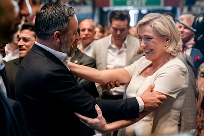 Santiago Abascal, líder de Vox, y Marine Le Pen, del Reagrupamiento Nacional, se saludan en un acto de la formación española celebrado el pasado 19 de mayo en el Palacio de Vistalegre, en Madrid.