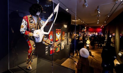 Vista de una guitarra y un traje usado por Prince durante la vista previa de la exposición 'Play It Loud: Instruments of Rock & Roll'  en el Museo Metropolitano en Nueva York. 