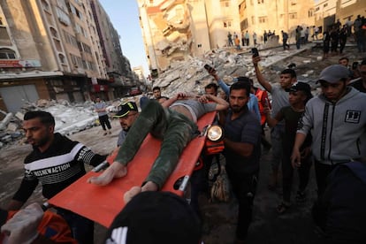 Un superviviente es rescatado entre los escombros de un edificio en Gaza.