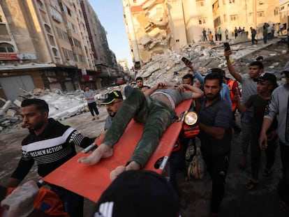 Un superviviente es rescatado entre los escombros de un edificio en Gaza.