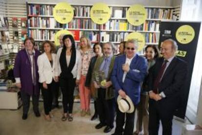 Momento de la presentación de la VIII edición de La Noche de los Libros, cita para la que se organiza una batería de actividades coincidiendo con el Día Internacional del Libro, el 23 de abril, y que contó con la presencia, entre otros, de los escritores Almudena Grandes (3i), Jon Juaristi (4d) y Luis Antonio de Villena (3d).