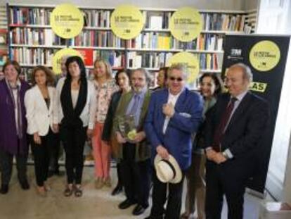 Momento de la presentación de la VIII edición de La Noche de los Libros, cita para la que se organiza una batería de actividades coincidiendo con el Día Internacional del Libro, el 23 de abril, y que contó con la presencia, entre otros, de los escritores Almudena Grandes (3i), Jon Juaristi (4d) y Luis Antonio de Villena (3d).