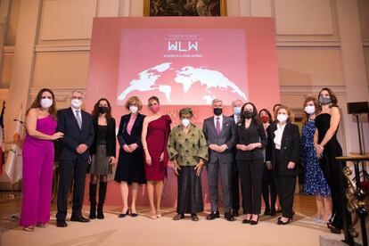 En la foto, premiadas y miembros de la organización de Women in a Legal World (WLW).