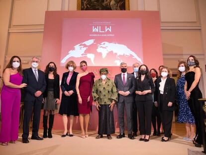 En la foto, premiadas y miembros de la organización de Women in a Legal World (WLW).