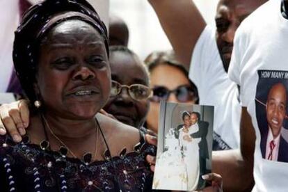 Marie Fatayi-Williams muestra en Tavistock Square una foto de su hijo Anthony, desaparecido desde el jueves.