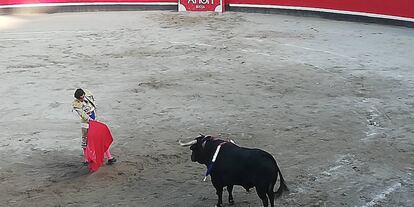 Curro Díaz, durante la faena de muleta al cuarto toro de la tarde.