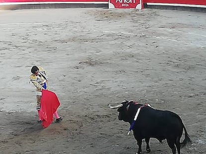 Curro Díaz, durante la faena de muleta al cuarto toro de la tarde.