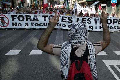 Cabecera de la manifestación de ayer que convocó la plataforma Aturem la Guerra.