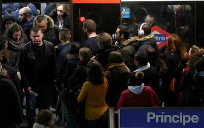 Andenes repletos en la estación de Príncipe Pío durante la jornada de huelga del pasado viernes. 