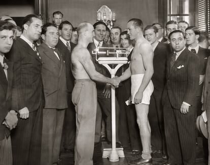 Los púgiles Ignacio Ara, a la derecha, y el francés Marcel Thil, se pesan ante del combate por el Campeonato del Mundo de los pesos medios en 1935 (Archivo Regional de la Comunidad de Madrid/ Fondo Martín Santos Yubero).