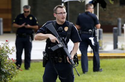 La policía custodia la entrada de urgencias del hospital Nuestra Señora del Lago, donde fueron llevados los oficiales heridos, en Baton Rouge.