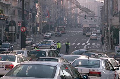 Unos policías municipales controlaban el tráfico a la entrada de la Gran Vía, cortada ayer para los vehículos privados.