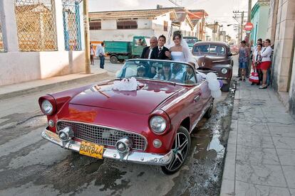 Una pareja se retrata el día de su boda en un Ford Thunderbird, también de mediados de los años cincuenta.