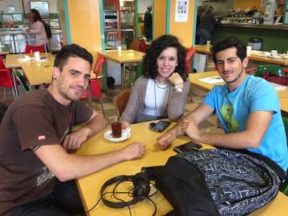 Daniel Ballesteros (i), María Iturzaeta y Daniel Figueras en la cafetería de la Facultad de Educación de la Complutense.