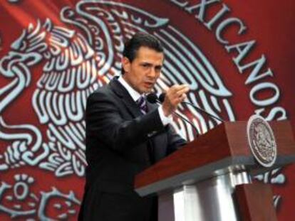 En la imagen un registro del presidente de México, Enrique Peña Nieto, quien aseguró que la misión de su gobierno es "construir un México próspero e incluyente, con más y mejores empleados, donde cada mexicano gane más por su trabajo". EFE/Archivo