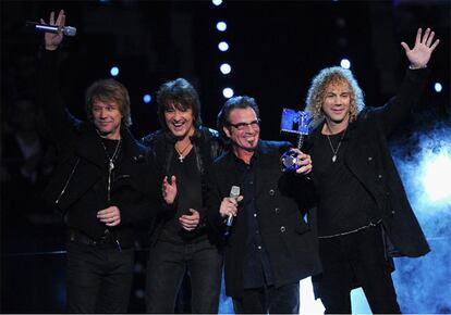 Los cuatro miembros de la banda de rock Bon Jovi, con más de 120 millones de discos vendidos en todo el mundo, han recogido el premio al Icono Global de la música. Jon Bon Jovi ha cedido la palabra al batería del grupo, Tico Torres, que en español ha dedicado el galardón a sus seguidores por apoyarles durante 28 años de carrera.