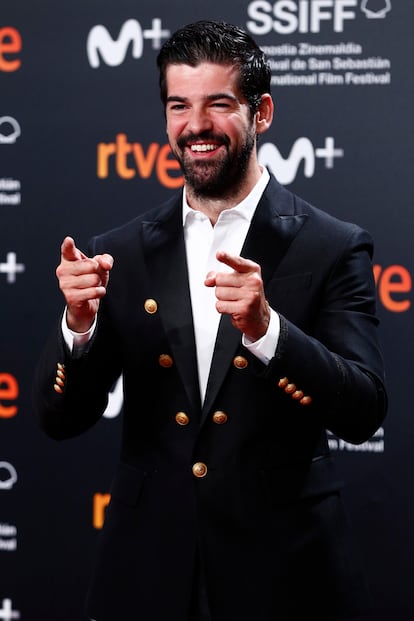 Miguel Angel Muñoz, muy sonriente y elegante con americana y camisa blanca.