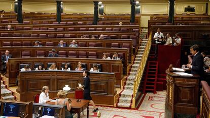 Vista de la bancada del PP, casi vacía, con la presencia de Rajoy y Saez de Santamaría, durante la replica de Zapatero a CiU.