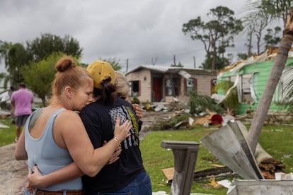 Residentes de Florida, observan los destrozos provocados por el huracán Milton, el 11 de octubre de 2024.
