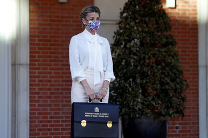 La vicepresidenta tercera y ministra de Trabajo, Yolanda Díaz, a su llegada al Consejo de Ministros en el Palacio de la Moncloa.